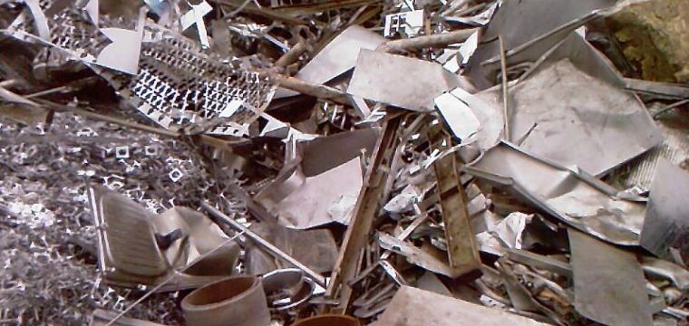 Schrott Verschiedene Schrottarten bei der Firma Hammerschmidt Robert Recycling & Entsorgung in Augsburg aus einer anderen Perspektive